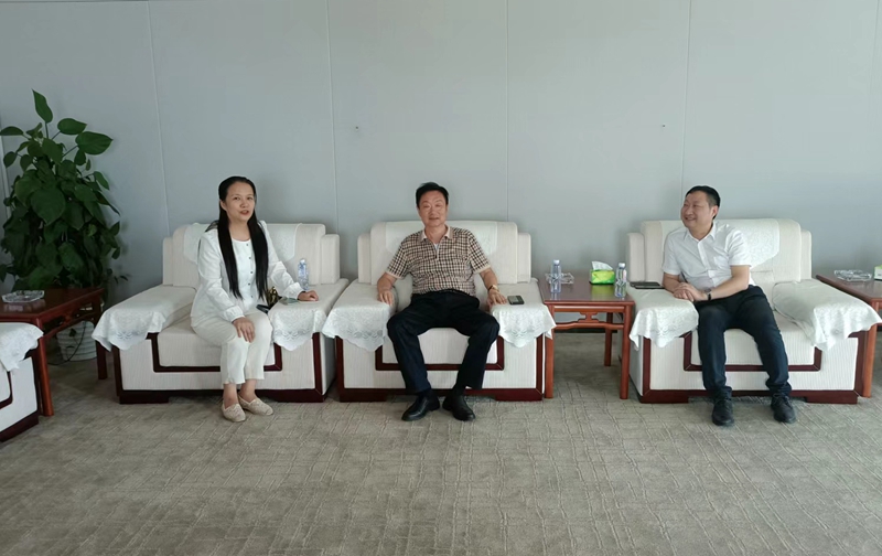 岳氏集團(tuán)董事長岳平安、北京中郵鴻運(yùn)董事副總黃貴斌拜訪中展航空