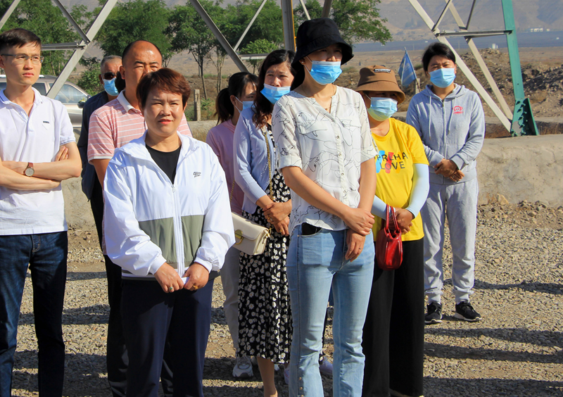 紅果子鎮(zhèn)黨委書(shū)記陳筠平、鎮(zhèn)人大主席韓玉蘭蒞臨興康恒潤(rùn)種植基地觀摩了解情況