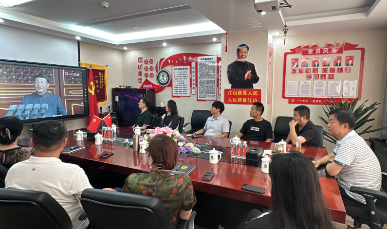 岳氏集團(tuán)組織觀看抗戰(zhàn)勝利閱兵，愛國情懷激蕩人心